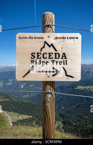 Schild für den Seceda Ridge Trail in Seceda, Gröden, Trentino Südtirol, Italien Stockfoto