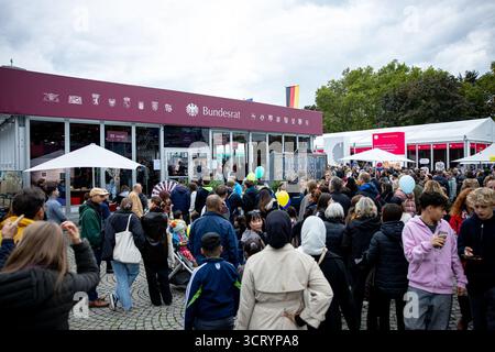 03. Oktober 2025, Saarland, Saarbrücken: Am Tag der Deutschen Einheit nehmen Menschen am Tbilisser Platz vor dem Saarbrücker Staatstheater teil. Am 3. Oktober 2025 feiert Deutschland den 35. Jahrestag der deutschen Wiedervereinigung. Foto: Pinter Laszlo/dpa Credit: dpa Picture Alliance/Alamy Live News Stockfoto