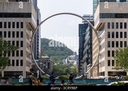 Montreal, Kanada - 2. August 2025: Die öffentliche Kunstinstallation des Ringes in der Innenstadt Stockfoto