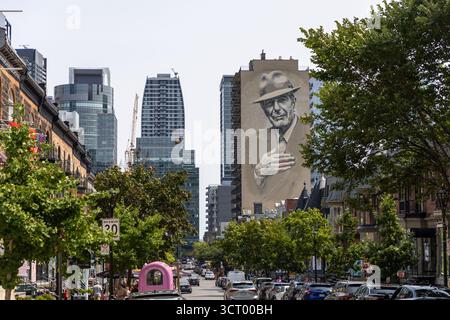 Montreal, Kanada - 2. August 2025: Blick auf die Crescent Street mit Gebäuden und Wandgemälde von Leonard Cohen. Blick auf die Stadt in der Innenstadt Stockfoto