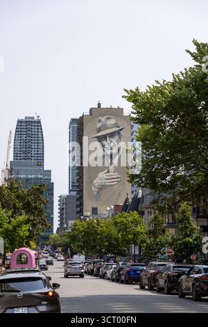 Montreal, Kanada - 2. August 2025: Blick auf die Crescent Street mit Gebäuden und Wandgemälde von Leonard Cohen. Stadtbild in der Innenstadt Stockfoto