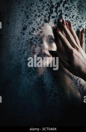 Horrorszene: Verschwommenes Spiegelbild des Geistermädchens im alten schmutzigen Spiegel Stockfoto