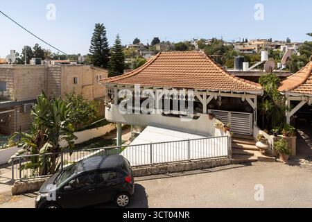 Daliyat al-Karmel, Haifa, Israel, 3. Oktober 2025. Haus mit rotem Ziegeldach und überdachter Veranda Stockfoto