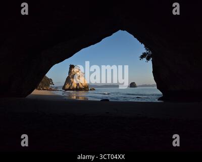 Coromandel, Cathedral Cove Beach, Stadt Hahei. Der Sonnenaufgang am Cathedral Cove Beach. Stockfoto