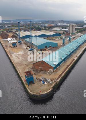 Trockendock ist jetzt ein redundanter Schiffbaubereich am Fluss Clyde Stockfoto