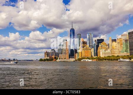 Blick auf die Skyline von New York City vom Hudson River mit Wolkenkratzern und Booten auf dem Wasser vor dem Hintergrund des bewölkten Himmels. New York. USA. Stockfoto