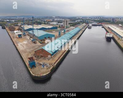 Trockendock ist jetzt ein redundanter Schiffbaubereich am Fluss Clyde Stockfoto