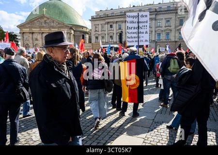 Friedensdemo in Berlin am 03.10.2025 demonstrierte tausende Menschen in Berlin für Frieden und gegen Aufrüstung. Unter dem Motto nie wieder kriegstüchtig hatten mehr als 500 Friedensinitiativen, Gruppen und Organisationen zu zeitgleichen Demonstrationen in Berlin und Stuttgart aufgerufen. Die Polizei sprach bei der Demo in der Hauptstadt von etwa 7,500 Teilnehmer*innen, die Veranstalter von 20.000. Diese versammelten sich zunächst am Bebelplatz in Mitte zu einer Kundgebung und starteten dann zu einem Demonstrationszug der über die Friedrichstraße und wieder zurück zum Bebelplatz führte. Hier Stockfoto