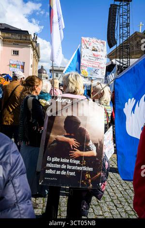 Friedensdemo in Berlin am 03.10.2025 demonstrierte tausende Menschen in Berlin für Frieden und gegen Aufrüstung. Unter dem Motto nie wieder kriegstüchtig hatten mehr als 500 Friedensinitiativen, Gruppen und Organisationen zu zeitgleichen Demonstrationen in Berlin und Stuttgart aufgerufen. Die Polizei sprach bei der Demo in der Hauptstadt von etwa 7,500 Teilnehmer*innen, die Veranstalter von 20.000. Diese versammelten sich zunächst am Bebelplatz in Mitte zu einer Kundgebung und starteten dann zu einem Demonstrationszug der über die Friedrichstraße und wieder zurück zum Bebelplatz führte. Hier Stockfoto