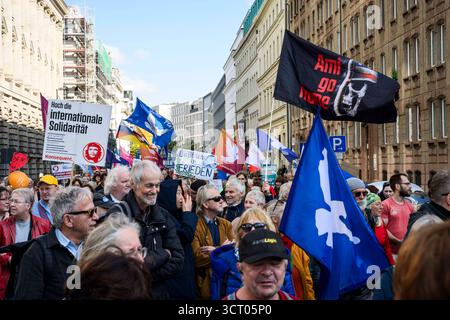 Friedensdemo in Berlin am 03.10.2025 demonstrierte tausende Menschen in Berlin für Frieden und gegen Aufrüstung. Unter dem Motto nie wieder kriegstüchtig hatten mehr als 500 Friedensinitiativen, Gruppen und Organisationen zu zeitgleichen Demonstrationen in Berlin und Stuttgart aufgerufen. Die Polizei sprach bei der Demo in der Hauptstadt von etwa 7,500 Teilnehmer*innen, die Veranstalter von 20.000. Diese versammelten sich zunächst am Bebelplatz in Mitte zu einer Kundgebung und starteten dann zu einem Demonstrationszug der über die Friedrichstraße und wieder zurück zum Bebelplatz führte. Hier Stockfoto