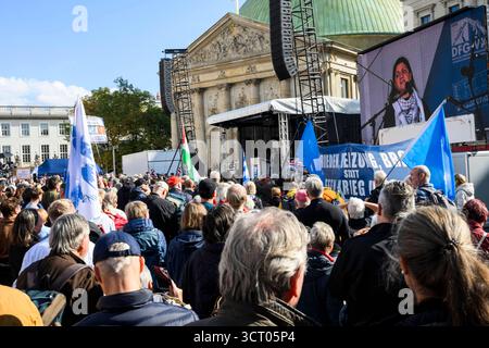 Friedensdemo in Berlin am 03.10.2025 demonstrierte tausende Menschen in Berlin für Frieden und gegen Aufrüstung. Unter dem Motto nie wieder kriegstüchtig hatten mehr als 500 Friedensinitiativen, Gruppen und Organisationen zu zeitgleichen Demonstrationen in Berlin und Stuttgart aufgerufen. Die Polizei sprach bei der Demo in der Hauptstadt von etwa 7,500 Teilnehmer*innen, die Veranstalter von 20.000. Diese versammelten sich zunächst am Bebelplatz in Mitte zu einer Kundgebung und starteten dann zu einem Demonstrationszug der über die Friedrichstraße und wieder zurück zum Bebelplatz führte. Hier Stockfoto
