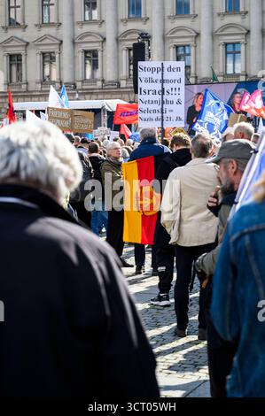 Friedensdemo in Berlin am 03.10.2025 demonstrierte tausende Menschen in Berlin für Frieden und gegen Aufrüstung. Unter dem Motto nie wieder kriegstüchtig hatten mehr als 500 Friedensinitiativen, Gruppen und Organisationen zu zeitgleichen Demonstrationen in Berlin und Stuttgart aufgerufen. Die Polizei sprach bei der Demo in der Hauptstadt von etwa 7,500 Teilnehmer*innen, die Veranstalter von 20.000. Diese versammelten sich zunächst am Bebelplatz in Mitte zu einer Kundgebung und starteten dann zu einem Demonstrationszug der über die Friedrichstraße und wieder zurück zum Bebelplatz führte. Hier Stockfoto