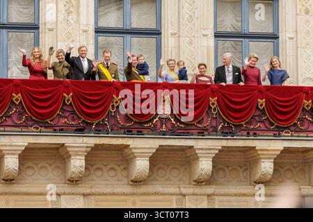 Luxemburg-Stadt, Luxemburg. Oktober 2025. Die luxemburgische Großherzogfamilie und die Benelux-Könige erscheinen auf dem Balkon des Großherzogspalastes während der Thronübergangsfeier in Luxemburg-Stadt am 3. Oktober 2025. Abgebildet sind Prinzessin Alexandra von Luxemburg, Königin Maxima von den Niederlanden, König Willem-Alexander von den Niederlanden, Großherzog Henri von Luxemburg, Erbgroßherzog Guillaume von Luxemburg mit seinem Sohn, Erbgroßherzogin Stephanie von Luxemburg mit ihrem Sohn, Großherzogin Maria Teresa von Luxemburg, König Philippe von Belgien, Königin Mathilde von Luxemburg Stockfoto