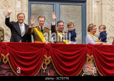 Luxemburg-Stadt, Luxemburg. Oktober 2025. Die luxemburgische Großherzogfamilie und die Benelux-Könige erscheinen auf dem Balkon des Großherzogspalastes während der Thronübergangsfeier in Luxemburg-Stadt am 3. Oktober 2025. Abgebildet sind Prinzessin Alexandra von Luxemburg, Königin Maxima von den Niederlanden, König Willem-Alexander von den Niederlanden, Großherzog Henri von Luxemburg, Erbgroßherzog Guillaume von Luxemburg mit seinem Sohn, Erbgroßherzogin Stephanie von Luxemburg mit ihrem Sohn, Großherzogin Maria Teresa von Luxemburg, König Philippe von Belgien, Königin Mathilde von Luxemburg Stockfoto