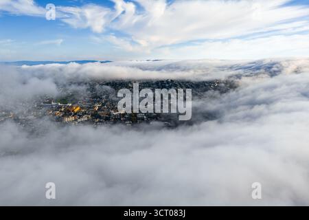 Blick aus der Vogelperspektive auf San Francisco mit Nebel und sonnendurchfluteter Stadtlandschaft Stockfoto
