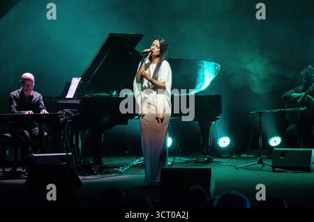 Die portugiesische Fado-Sängerin Lina Rodrigues tritt am 3. Oktober 2025 während des Camoes-Konzerts im Conde Duque in Madrid auf. Spanien Stockfoto