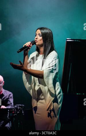 Die portugiesische Fado-Sängerin Lina Rodrigues tritt am 3. Oktober 2025 während des Camoes-Konzerts im Conde Duque in Madrid auf. Spanien Stockfoto
