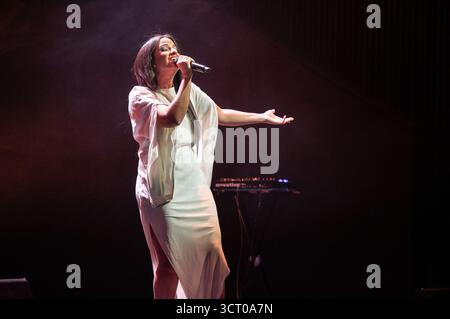 Die portugiesische Fado-Sängerin Lina Rodrigues tritt am 3. Oktober 2025 während des Camoes-Konzerts im Conde Duque in Madrid auf. Spanien Stockfoto