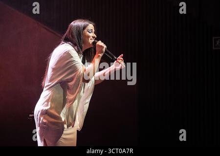 Die portugiesische Fado-Sängerin Lina Rodrigues tritt am 3. Oktober 2025 während des Camoes-Konzerts im Conde Duque in Madrid auf. Spanien Stockfoto