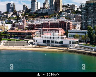 Blick aus der Vogelperspektive auf San Franciscos Waterfront und Aquatic Park Bathhouse Stockfoto
