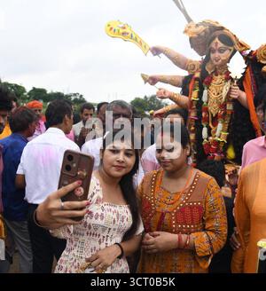 PATNA, INDIEN – 3. OKTOBER: Frauen machen Selfie, als sie ein Idol der Göttin Durga in Digha Ghat am 3. Oktober 2025 in Patna, Indien, eintauchen. Foto von Santosh Kumar/Hindustan Times Goddess Durga Idol Immersion Marks Höhepunkt von Durga Puja Stockfoto