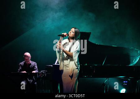 Madrid, Spanien. Oktober 2025. Die portugiesische Fado-Sängerin Lina Rodrigues tritt während des Camoes-Konzerts im Conde Duque in Madrid auf. Quelle: SOPA Images Limited/Alamy Live News Stockfoto