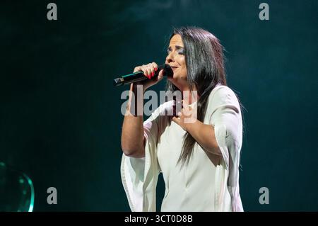 Madrid, Spanien. Oktober 2025. Die portugiesische Fado-Sängerin Lina Rodrigues tritt während des Camoes-Konzerts im Conde Duque in Madrid auf. Quelle: SOPA Images Limited/Alamy Live News Stockfoto