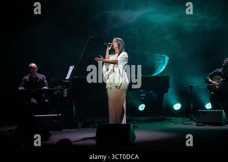 Madrid, Spanien. Oktober 2025. Die portugiesische Fado-Sängerin Lina Rodrigues tritt während des Camoes-Konzerts im Conde Duque in Madrid auf. Quelle: SOPA Images Limited/Alamy Live News Stockfoto
