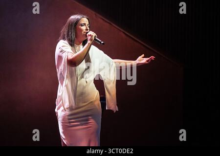 Madrid, Spanien. Oktober 2025. Die portugiesische Fado-Sängerin Lina Rodrigues tritt während des Camoes-Konzerts im Conde Duque in Madrid auf. Quelle: SOPA Images Limited/Alamy Live News Stockfoto