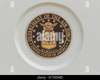 Ventura, Kalifornien, USA - 20. September 2025: Ventura County Government Center. Veterans Memorial. Air Force Gold-Brown Seal Nahaufnahme auf weißem Hintergrund Stockfoto