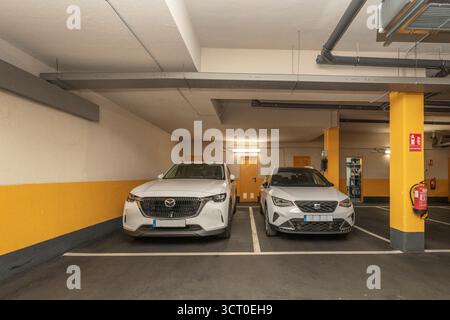 Doppelgarage mit elektrischer Schiebetür, Überwachungskamerasystem und Alarm an die Schalttafel angeschlossen Stockfoto