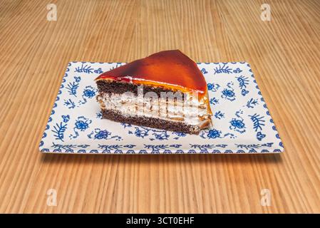 Vegane Karamelltorte mit karamelisierten Datteln und Cashewcreme, ohne Backen auf Mandeln und Kokosnuss Stockfoto