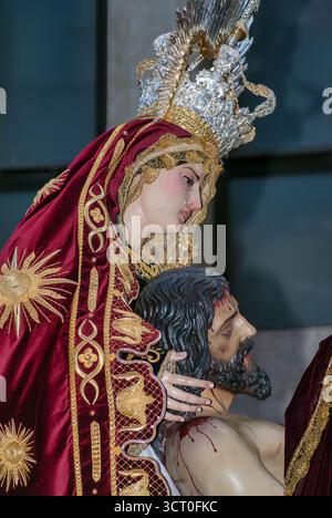 Detail der Christus- und Jungfrauenfiguren auf dem Wagen des Monte Calvario, mit Samt- und goldgestickten Gewändern, während der Karfreitagsprozession in Stockfoto