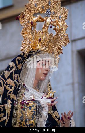 Detail unserer Lieben Frau von Transfer und Einsamkeit (Bruderschaft Viñeros), reich verziert mit gesticktem Mantel und goldener Krone während des Heiligen Donnerstags Stockfoto
