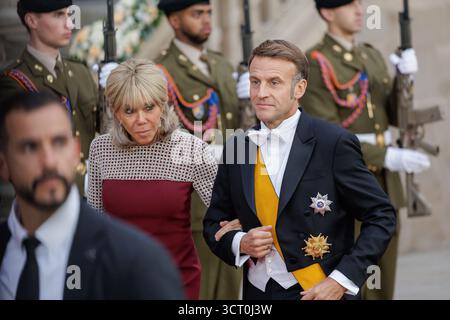 Luxemburg-Stadt, Luxemburg. Oktober 2025. Der französische Präsident Emmanuel Macron und seine Frau Brigitte Macron treffen am 3. Oktober 2025 zum Galadinner im Großherzoglichen Palast in Luxemburg-Stadt ein. Quelle: Aleksandr Nagornyi/Alamy Live News Stockfoto