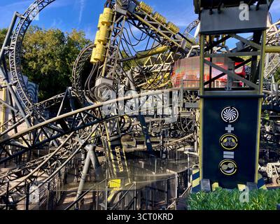 Der Smiler, eine Achterbahn aus Stahl Stockfoto