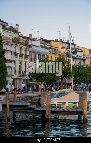 Traditionelle Gebäude in der Stadt Salo am Westufer des Gardasees in Italien Stockfoto