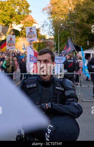 Altenburg, Deutschland – 03.10.2025: Friedliche Demonstration gegen einen rechtsmarsch Stockfoto