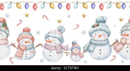 Nahtlose Weihnachtsgrenze mit verschiedenen niedlichen Schneemännern, die Hüte und Schals tragen, festliche Girlande mit bunten Lichtern darüber, goldene Sterne auf weißem Hintergrund und Süßigkeiten Stockfoto