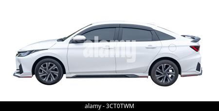 Die linke Seitenansicht der weißen Sportlimousine ist isoliert auf weißem Hintergrund mit dem Beschneidungspfad. Stockfoto