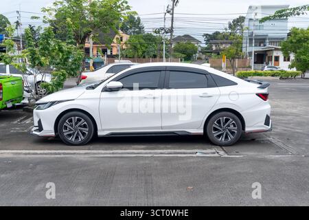 Weiße Sportlimousine und andere Parken auf dem offenen Parkplatz. Stockfoto