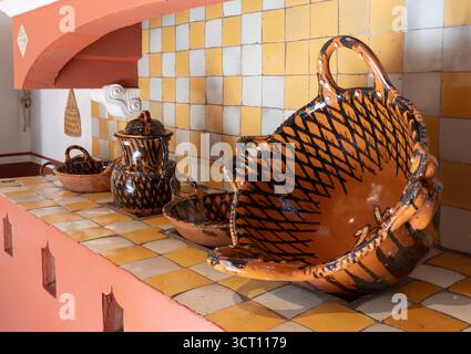 Eine Sammlung von Töpferwaren auf einer Arbeitsplatte, einschließlich einer großen Schüssel und ein paar kleinere Schüsseln. Stadt Puebla, Mexiko, Kunsthandwerk Stockfoto