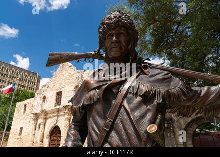 San Antonio, Texas - USA - 20. Juni 2025: Die David Crockett Statue von George Lundeen im Alamo in San Antonio, Texas, USA. Stockfoto