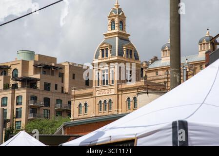 San Antonio, Texas - USA - 21. Juni 2025: Außenansicht des Gebäudes am historischen Pearl in San Antonio, Texas, USA. Stockfoto