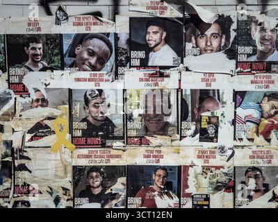 London, Großbritannien. Oktober 2025. „Bring sie nach Hause“-Plakate über entführte und getötete israelische Geiseln in Golders Green. Die Plakate wurden ursprünglich kurz nach dem Angriff auf Israel am 7. Oktober 2023 in den Anfängen des Gaza-Krieges und der Geiselkrise platziert. Die Hamas erklärte am Freitag, den 3. Januar, dass sie Teile von Donald Trumps Ultimatum zur Beendigung des Krieges in Gaza, zur Zustimmung zu einem Geiselaustausch und zur Aufgabe der Regierungsmacht im Gazastreifen genehmigt habe, bestand aber auf weiteren Verhandlungen über Aspekte des Plans. Guy Corbishley/Alamy Live News Stockfoto