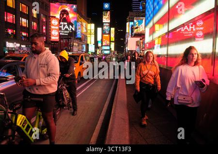 New York, Usa. Oktober 2025. Die Leute gehen an einer Beleuchtungsinstallation der amerikanischen Flagge am Times Square, Manhattan, New York City vorbei. Quelle: SOPA Images Limited/Alamy Live News Stockfoto