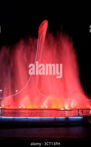 Sotschi, Russland - 20. Januar 2025: Singende musikalische Springbrunnen mit Schüssel der olympischen Flamme Feuervogel in Sotschi bei Nacht, Olympischer Park, Russland. Stockfoto