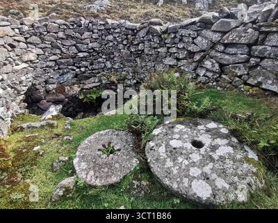 Alltanabradhan Mill, eine Ruine aus der Clearances-Ära in den schottischen Highlands bei Achmelwitsch an der NC500. Steinmauern und alte Mühlsteine liegen immer noch verstreut. Stockfoto