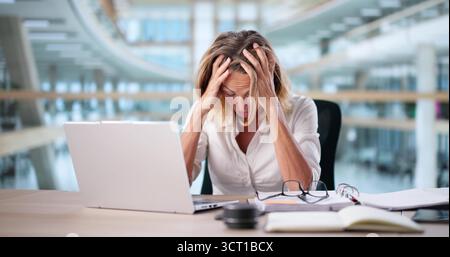 Frustrierte Buchhalterin, Die Am Computer Desk Arbeitet Stockfoto