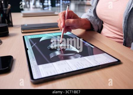 High-Tech-Flugzeugtriebwerkskonstruktion: 3D-CAD-Techniker mit Echtzeit-Rendering Stockfoto